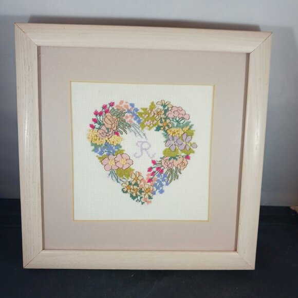 Vintage 80's Heart Wreath Monogram Stitch "R" Sign 9in x 9in - Picture 8 of 8